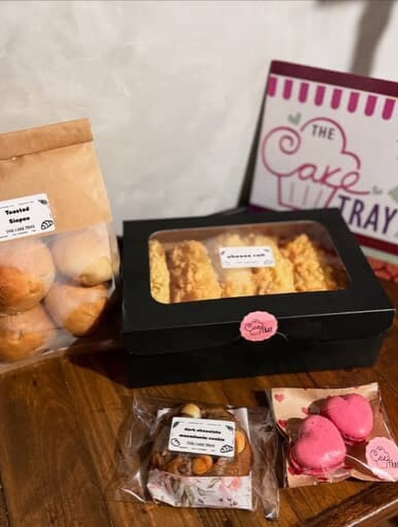 1stExecYaya's tweet photo. Just opened the loot bag,packaging looks premium, pde ipang-gift. Took a pinch of the cheese roll and OMG… soft, fluffy, cheesy heaven! Tastes like the OG Pampanga bakery famous for it. 
Cheese Roll = solid 10/10.

Message to order: 
https://t.co/GU6tIK96Ar https://t.co/xsCC6i11oA