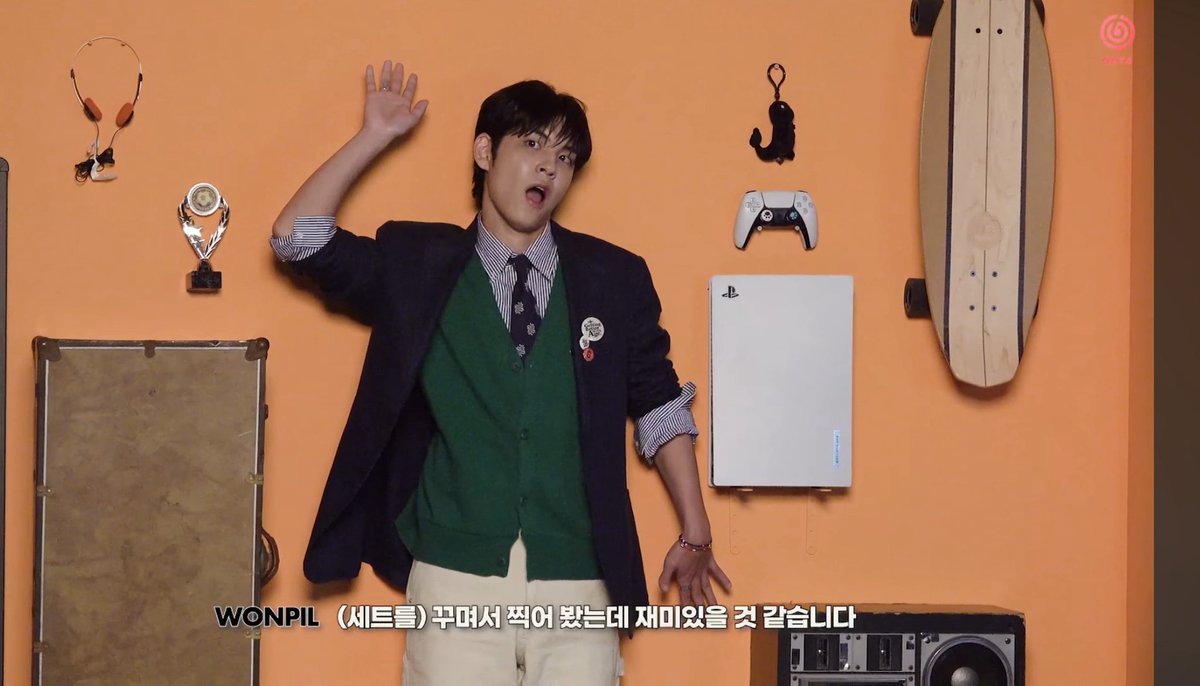 tokkintopil's tweet image. HAHAHAHAHAHUHU #prt op said “why is younghyun’s favorite item (wonpil) hanging there” 😭😭😭😭