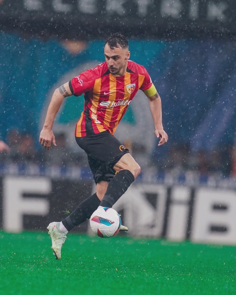 🚨 Trabzonspor, Wagner Pina'nın sakatlığı sonrası 30 yaşındaki sağ bek oyuncusu Gökhan Sazdağı ile oyuncunun kulübü Kayserispor ile görüşmelere başladı.