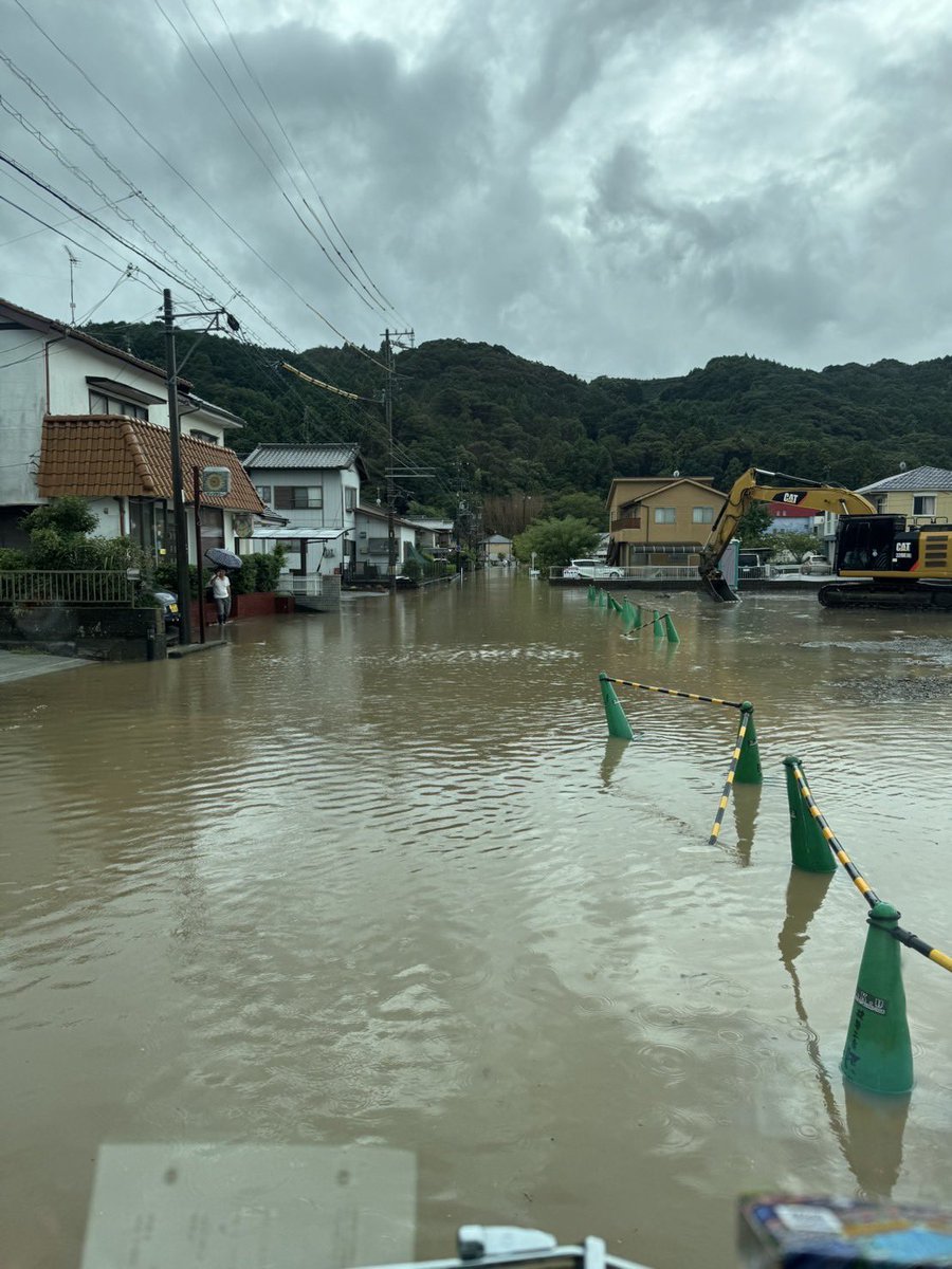 aiscaxo's tweet photo. 台風やばかったね
大雨の中ブロック塀霹靂一閃⚡️ https://t.co/8yEOnrasCT