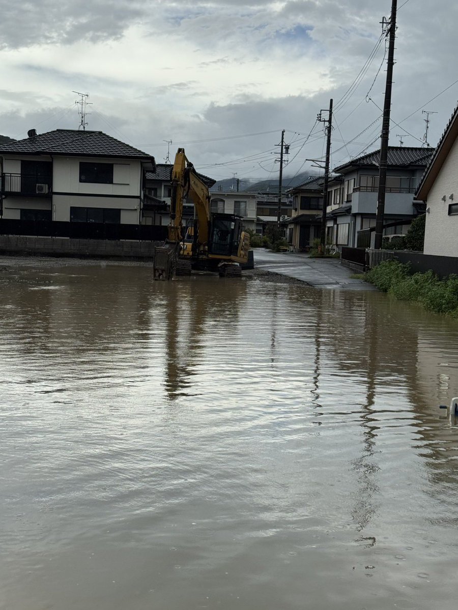 aiscaxo's tweet photo. 台風やばかったね
大雨の中ブロック塀霹靂一閃⚡️ https://t.co/8yEOnrasCT