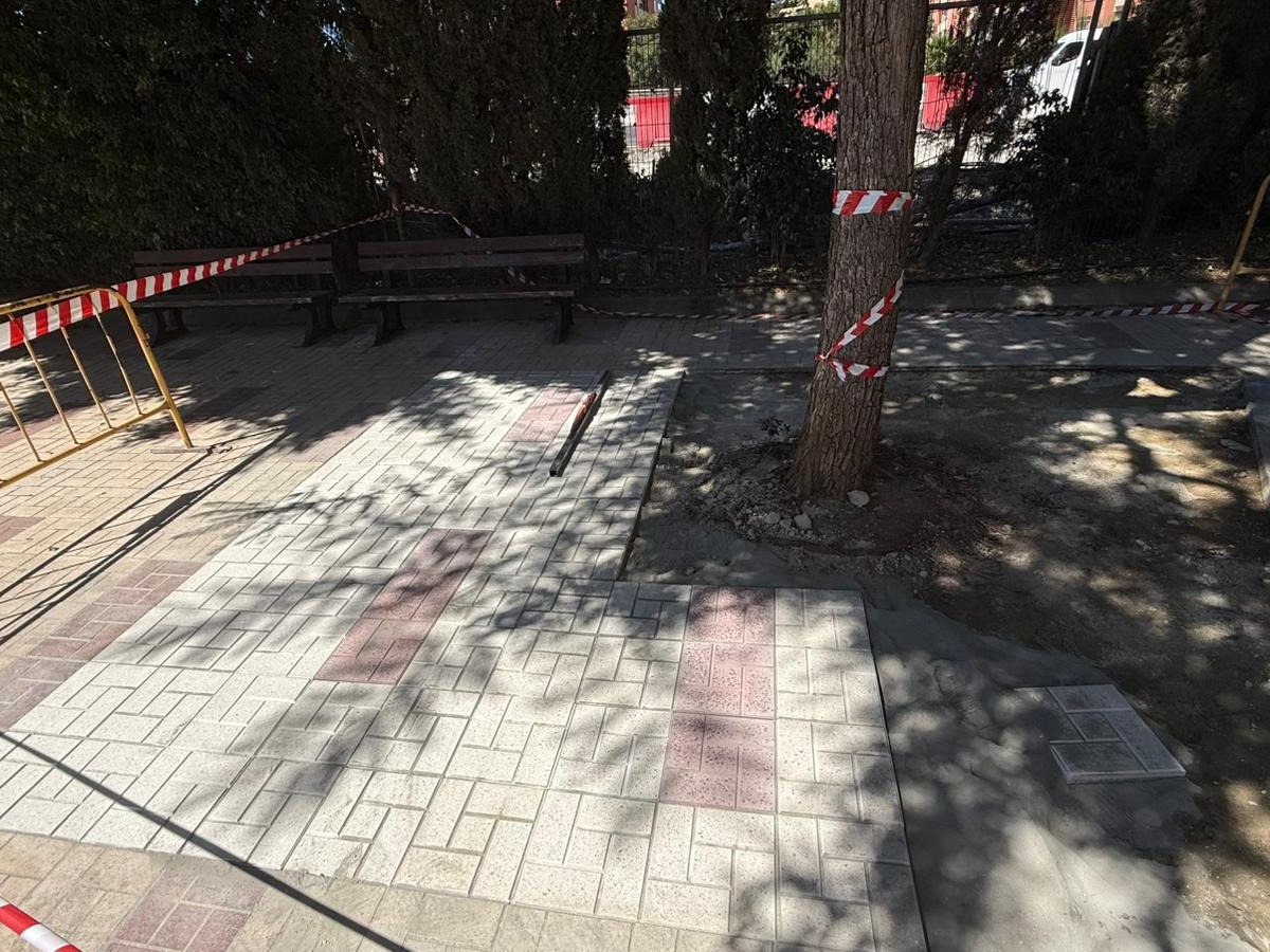 ℹ️ Trabajos de mantenimiento y conservación de acerado en C/ Periana y C/ Conan Doyle.

#CruzdelHumilladero