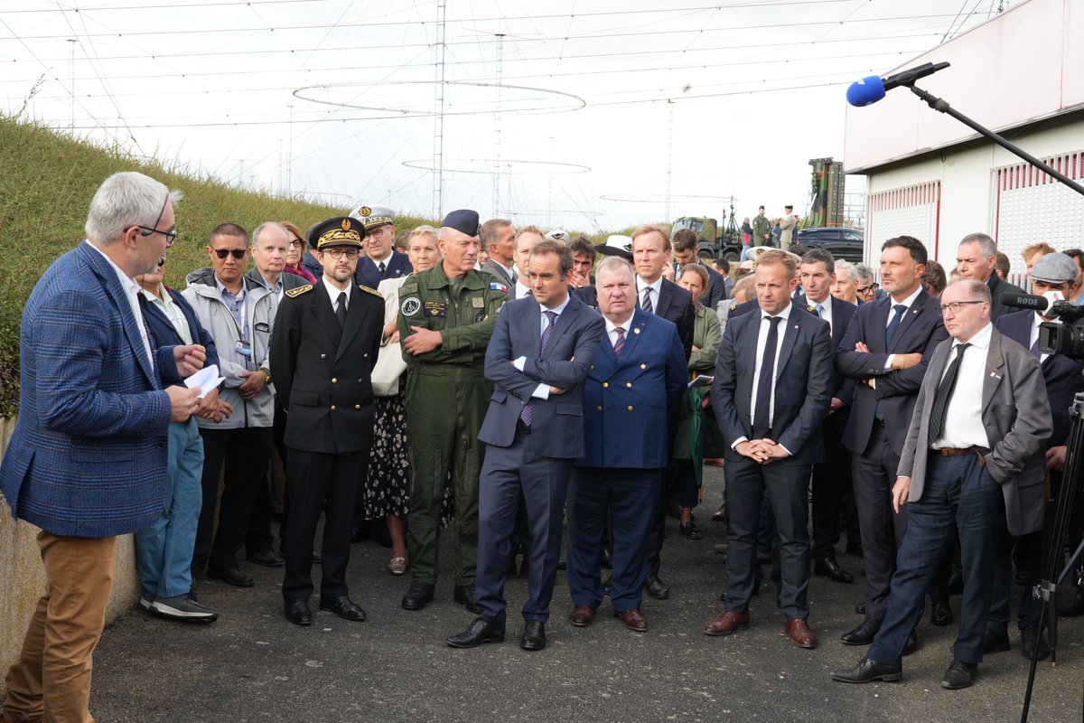 [1/4]
Hier, <a href="/BrunoSainjon/">Bruno Sainjon</a>, PDG de l’ #ONERA, a reçu le Ministre des Armées <a href="/SebLecornu/">Sébastien Lecornu</a>, accompagné par <a href="/echiva/">Emmanuel Chiva</a> , Patrick Aufort sur le site de Crucey pour visiter le radar #NOSTRADAMUS, unique en Europe. 👇

<a href="/Armees_Gouv/">Ministère des Armées et des Anciens combattants</a>  <a href="/Armee_de_lair/">Armée de l'Air et de l'Espace</a> <a href="/Agence_ID/">Agence Innovation Défense</a> <a href="/DGA/">Direction générale de l'armement 🇫🇷</a> 
 
#NotreExpertise