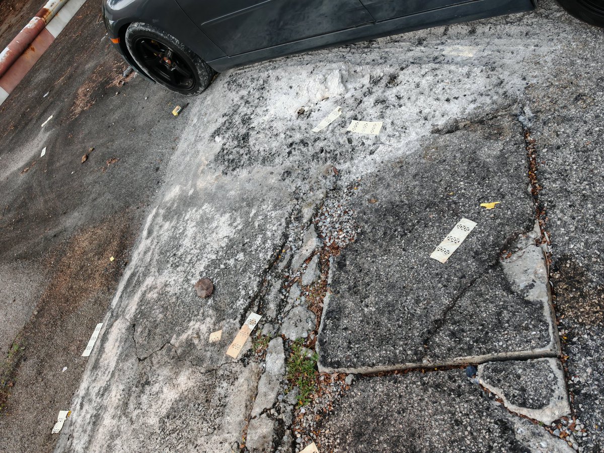 Dah bakar untuk ghost festival pastu tepi tinggal jalan abu dan sampah tu. Dasar pengotor dan terpaling.