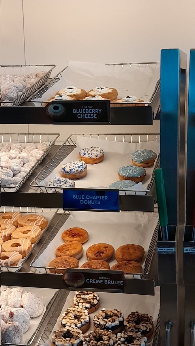 sooberrytae's tweet photo. finally naabutan ko yung may strawberry filling 😭
#DunkinPHBlueChapter https://t.co/VKQqLANjGu