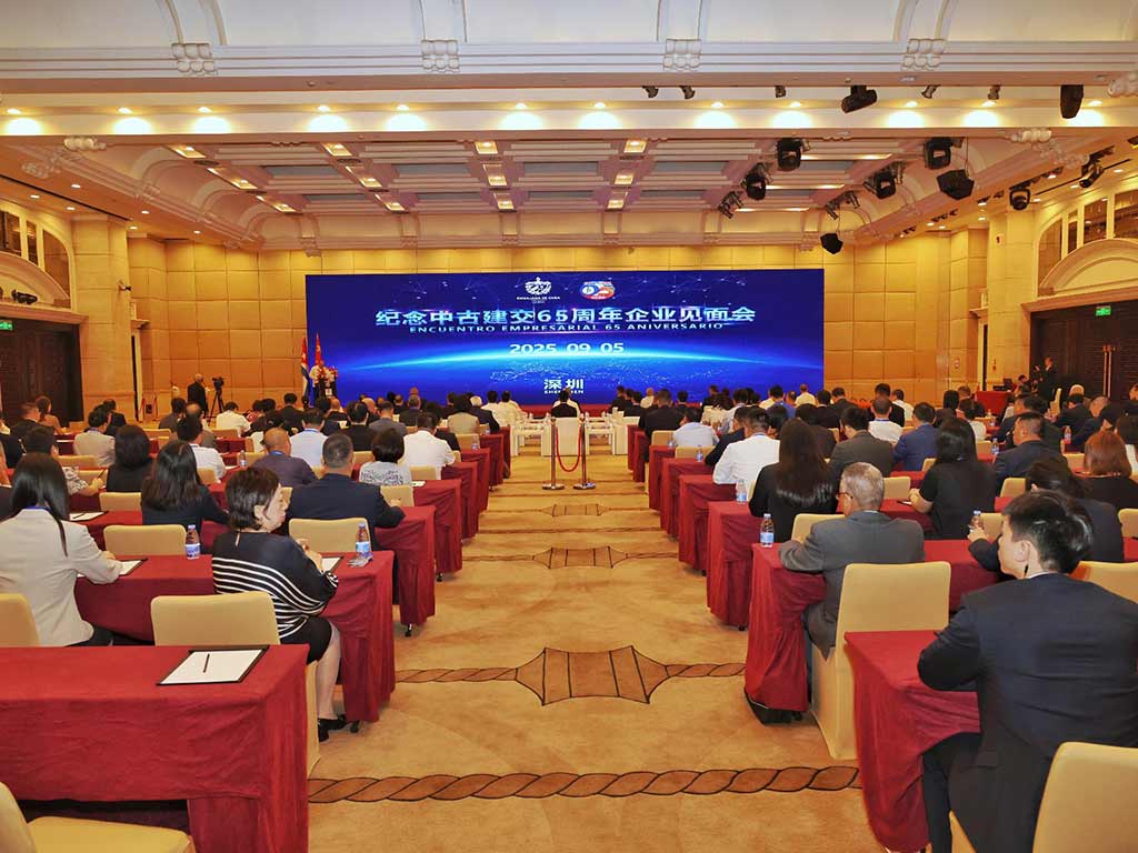 Nuestro Presidente se reunió hoy con representantes de unas 77 empresas chinas, interesadas en establecer o ampliar su presencia en la isla.👇 

‼️Se consolidan los lazos de hermandad y cooperación entre ambas naciones‼️

#DíazCanelEnChina
#DefendiendoCuba🇨🇺💪❤️