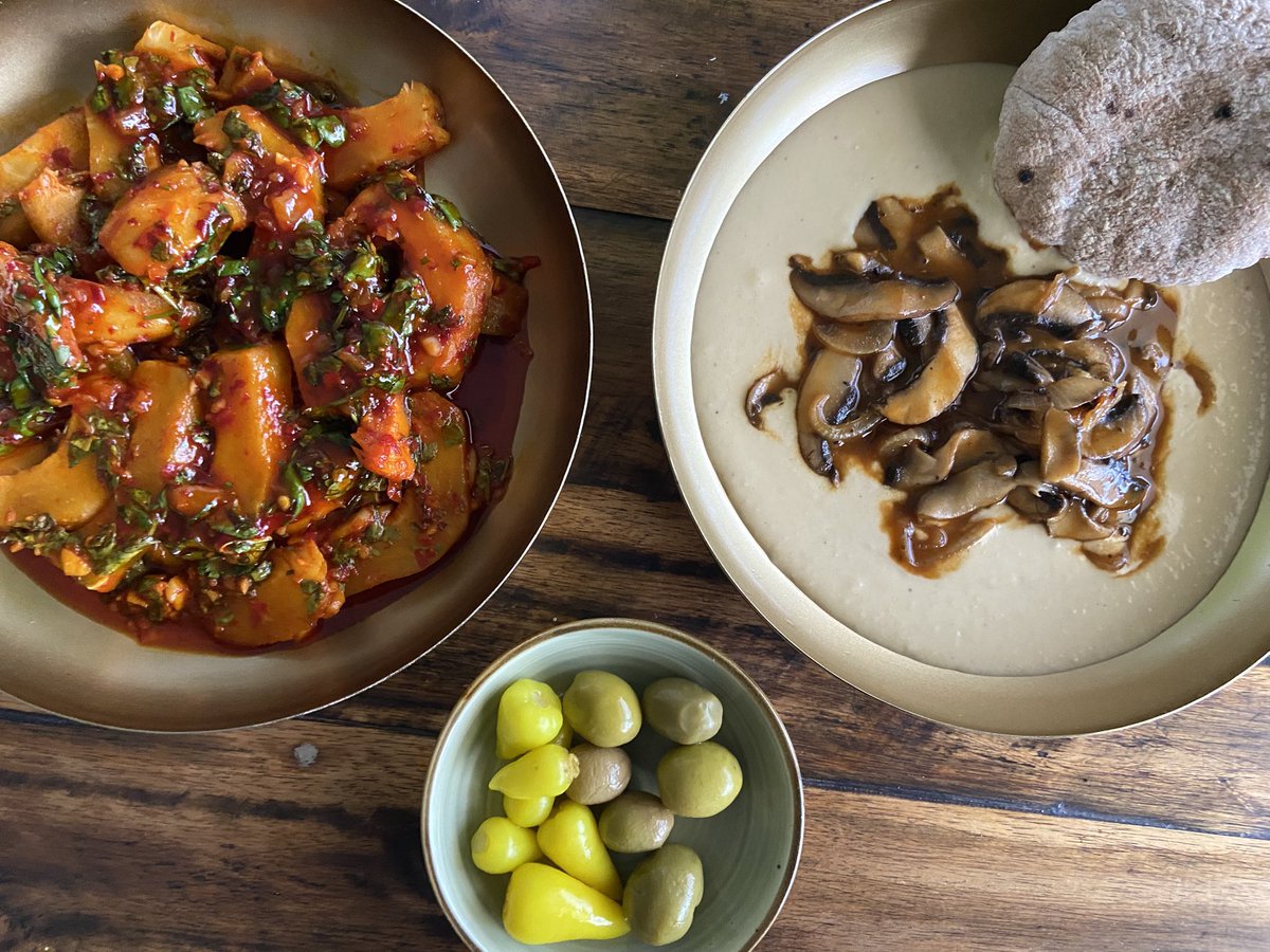 חומוס ביתי עם רוטב פטריות 🍄‍🟫 🍄‍🟫
1 קופסת שימורים / 335 גרם גרגירי חומוס מבושלים
1 כוס נוזל שימורי חומוס
1 שן שום קצוץ 
¼ כפית כמון טחון
כף שמן זית
4 כפות טחינה גולמית
4 כפות מיץ לימון
פלפל ומלח 
לטחון הכול – אפשר להוסיף תבלינים במידת הצורך
(מתכון באדיבות האינטרנט, לא מצאתי