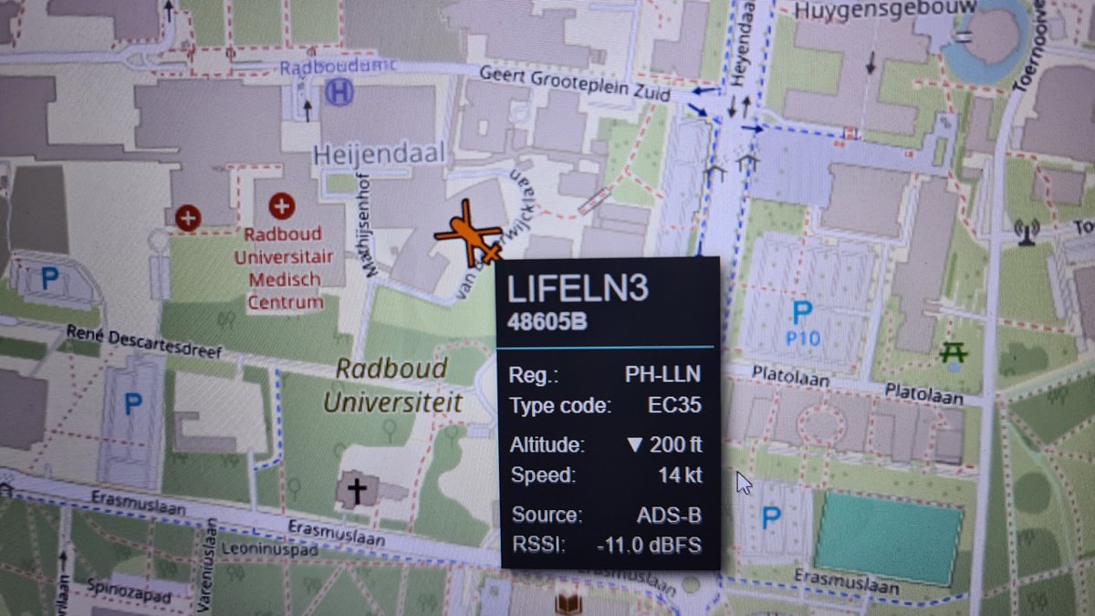 lifelinerbennek's tweet photo. 15u11 Traumaheli Lifeliner 3 aankomst @radboudumc vanuit district #Heuvelrug Ongeval #N233 Lijnweg #Rhenen om daar de arts op te halen die mee is gegaan in de ambulance van @ravu_ambulance . https://t.co/5N4hMxDOTp