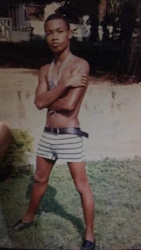 AccraStreet's tweet image. Which Ghana musician’s throwback picture be this? 😅🇬🇭🎶 

#GhanaMusic #ThrowbackVibes #MadeInGhana