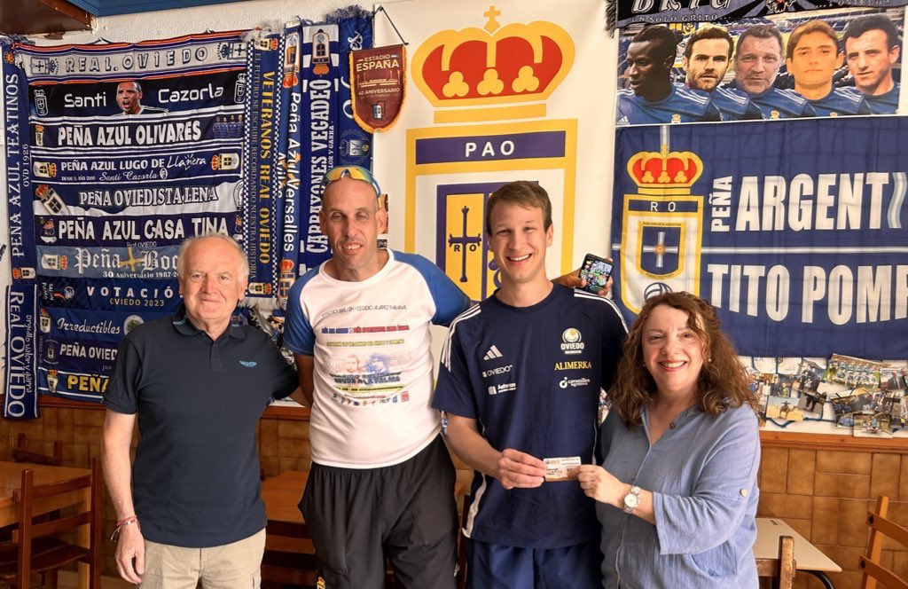 🏀⚽️ La <a href="/PAzulOlivares/">Peña Azul Olivares</a> es nueva abonada del Alimerka OCB 👏

🪪 Hoy, Dan Duscak ha entregado el carné sus miembros en la sede social. 

Dos deportes, una misma pasión 💙

#alimerkaocb
#yosoyocb