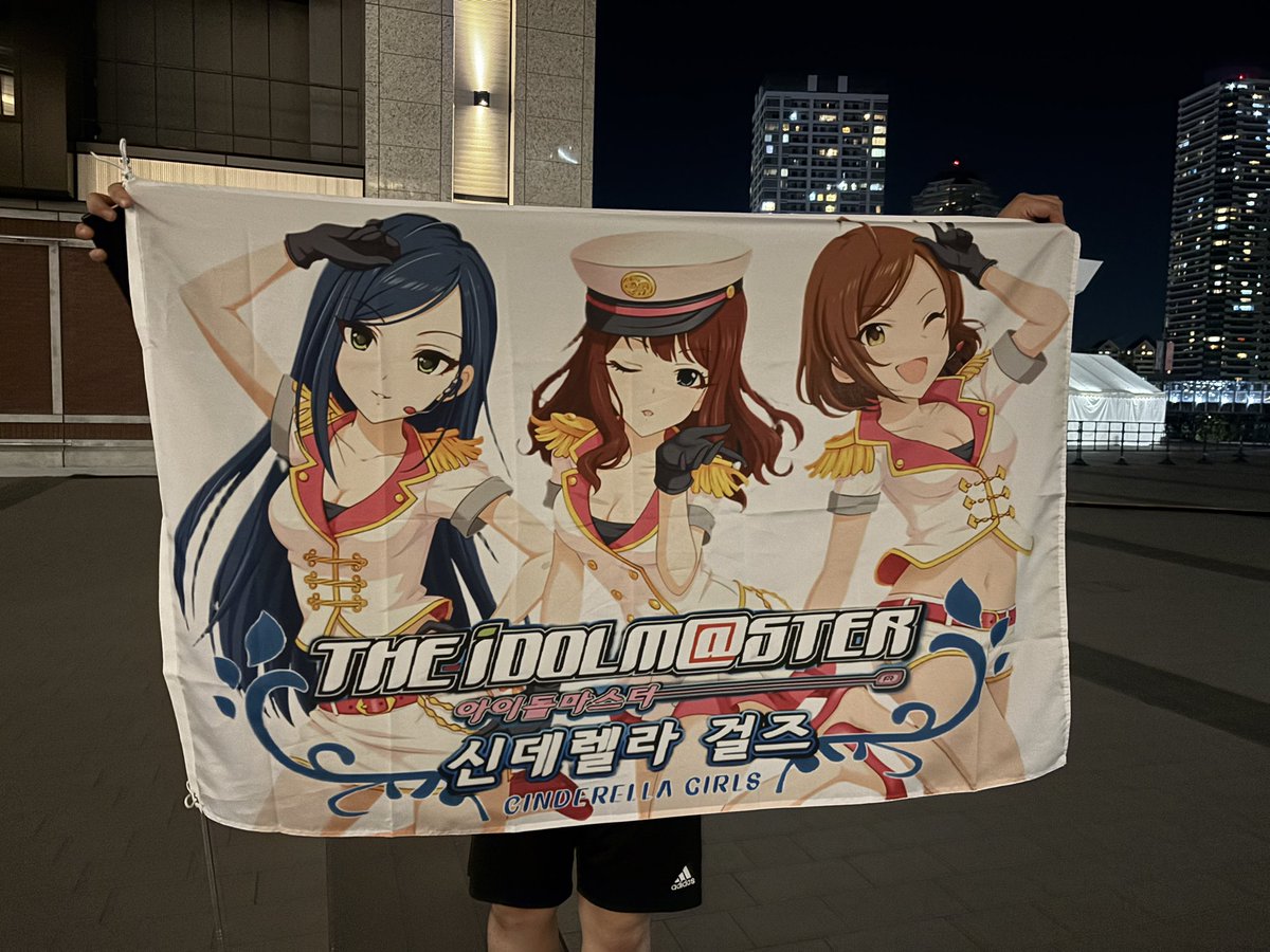 Kアリーナに韓国からのPがいるな…と思ったらなんと韓国モバマス3人娘の旗を持ってきていた！