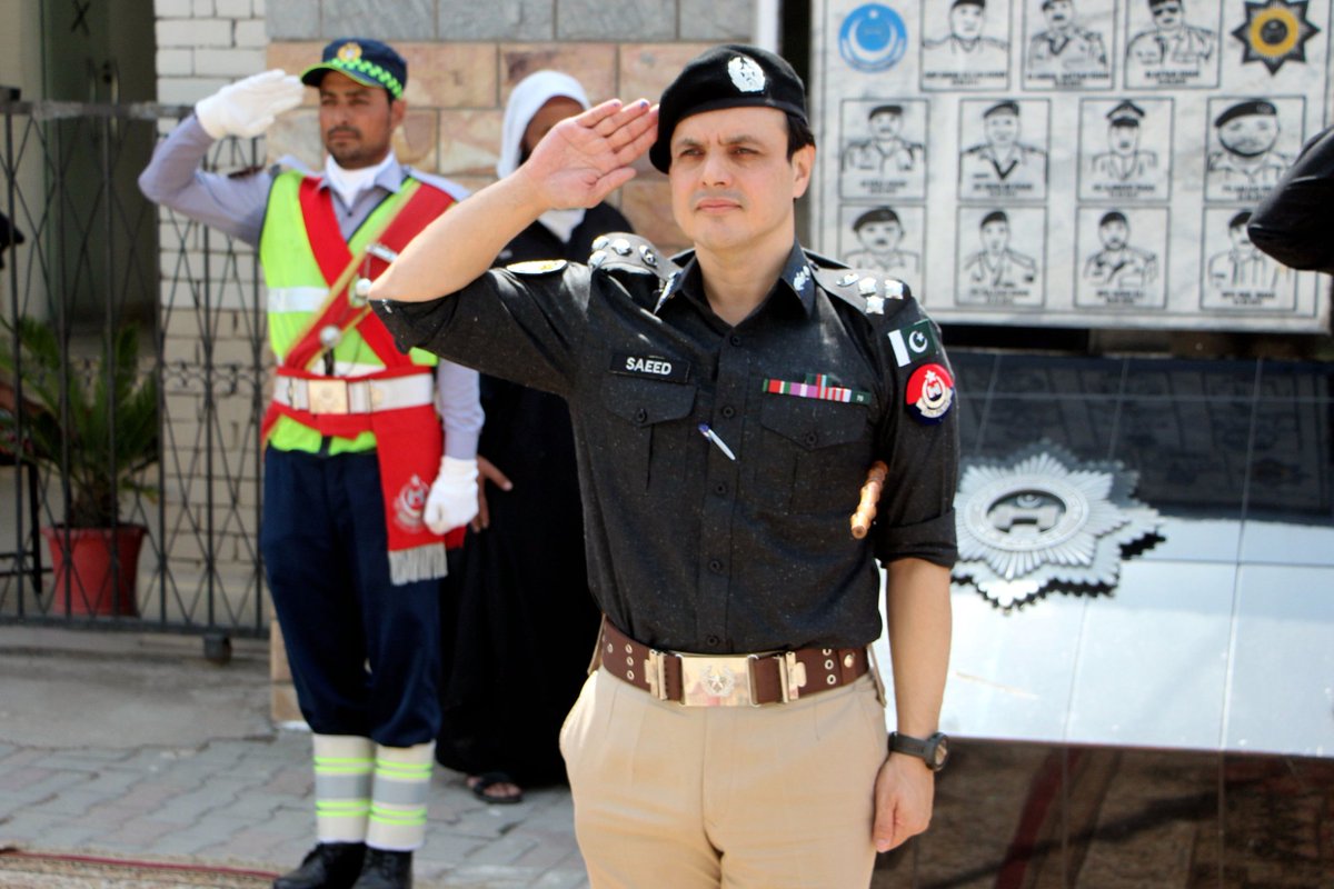 PeshawarCCPO's tweet photo. سی سی پی او پشاور @DrMianSaeedPSP کا ٹریفک ہیڈکوارٹرز گلبہار کا دورہ

شہداء کی یادگار پر حاضری
ٹریفک کی روانی، اصلاحات و لائسنس برانچ کا جائزہ

کم عمر ڈرائیونگ، کالے شیشے، ون ویلنگ و تجاوزات کیخلاف کارروائی کی ہدایت

پودا لگایا، شہریوں سے ملاقات و کنٹرول روم کا معائنہ بھی کیا۔ https://t.co/uQCbEpfULy