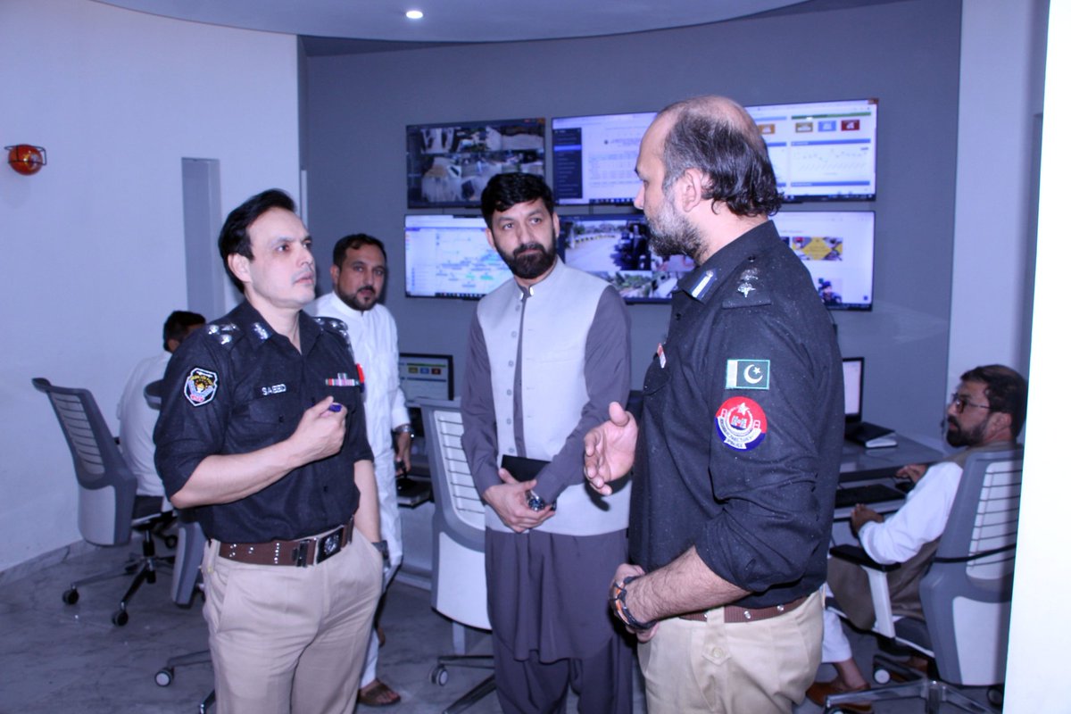 PeshawarCCPO's tweet photo. سی سی پی او پشاور @DrMianSaeedPSP کا ٹریفک ہیڈکوارٹرز گلبہار کا دورہ

شہداء کی یادگار پر حاضری
ٹریفک کی روانی، اصلاحات و لائسنس برانچ کا جائزہ

کم عمر ڈرائیونگ، کالے شیشے، ون ویلنگ و تجاوزات کیخلاف کارروائی کی ہدایت

پودا لگایا، شہریوں سے ملاقات و کنٹرول روم کا معائنہ بھی کیا۔ https://t.co/uQCbEpfULy
