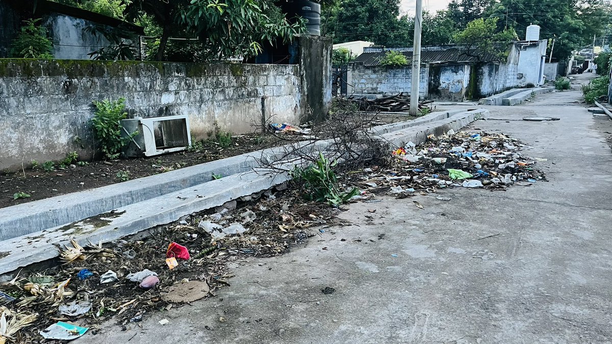 HamaraGDK's tweet photo. Piles of garbage left uncollected during monsoon are causing unbearable stench &amp; raising health risks in 34 Division. @MC_Ramagundam Please take immediate action as this can cause dengue, malaria &amp; other diseases. https://t.co/tHSv5fwvN6