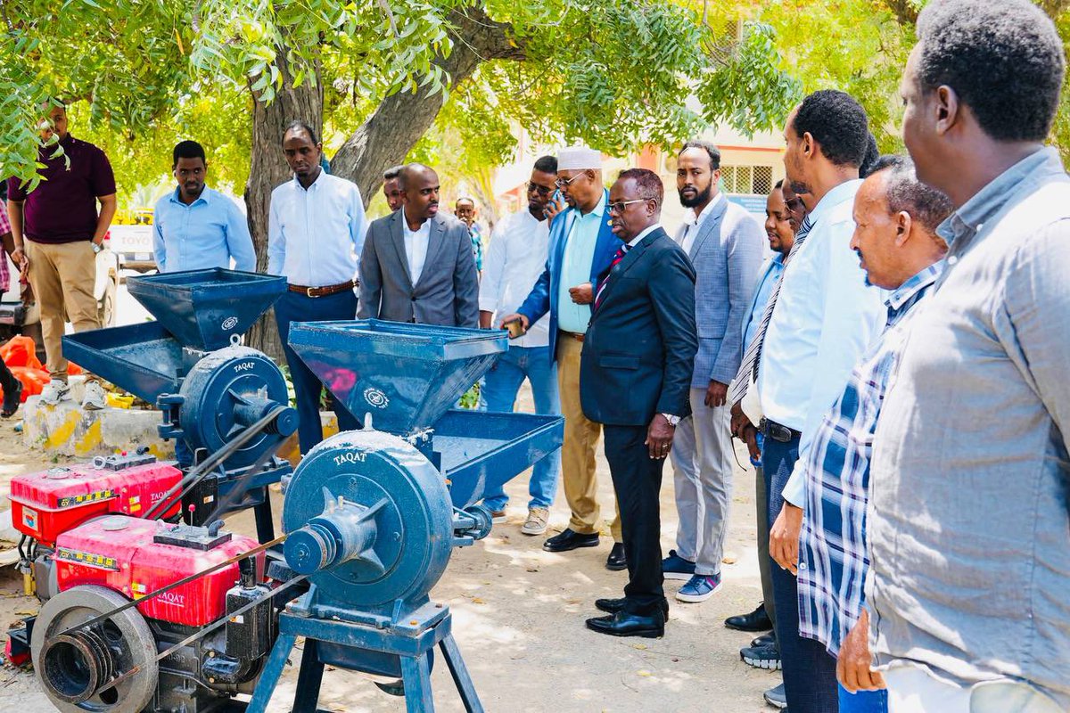 dirie_masoud's tweet photo. Post-harvest losses in Somalia are estimated at 20–30% due to lack of equipment.

To address this, @MOASomalia has distributed 100+ threshers &amp; milling machines to farmers in Hirshabelle, Southwest, Galmudug &amp; Jubaland over the past 6 months. 

Mechanization = food security https://t.co/cPkWMpwZpy