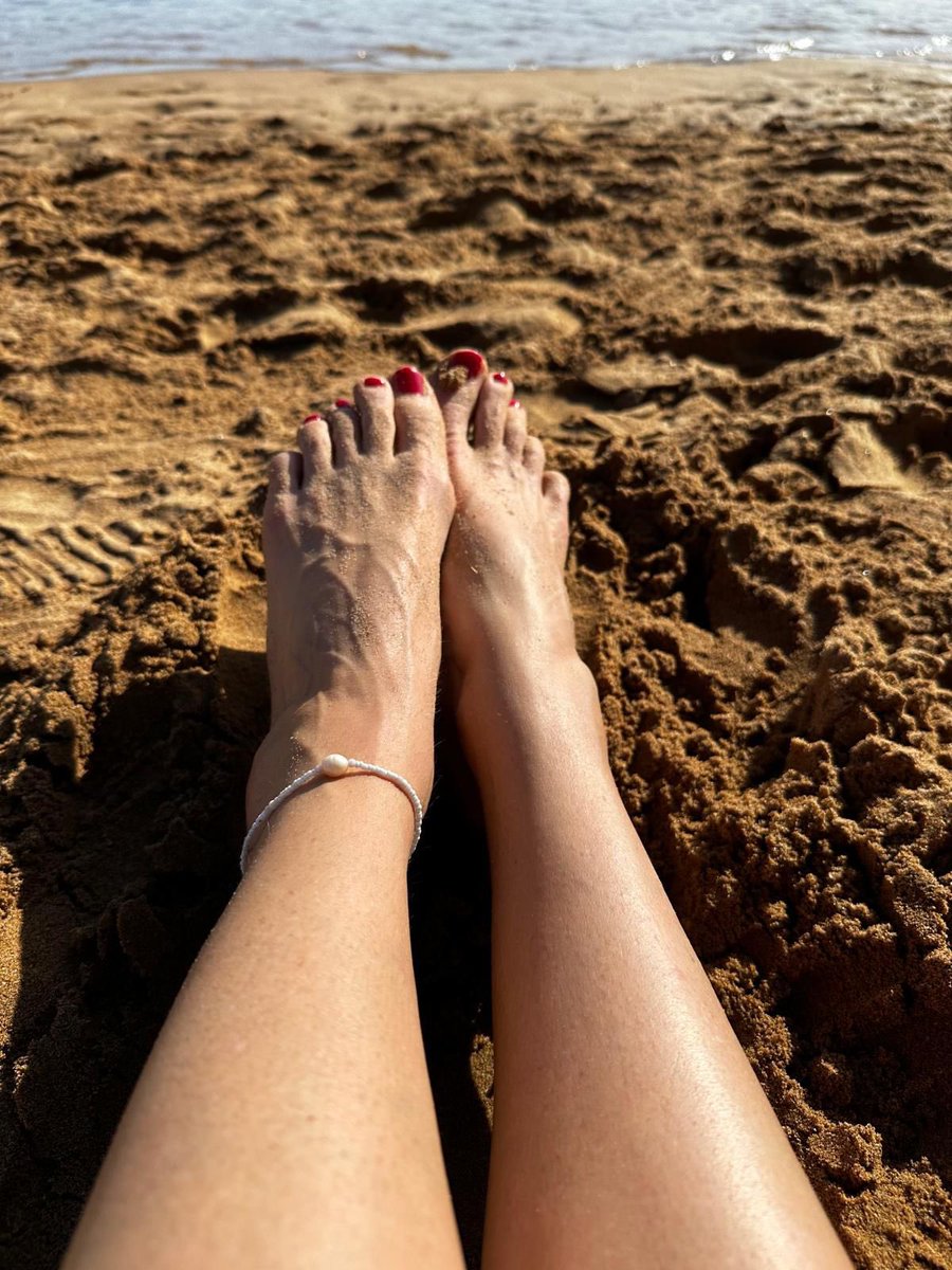 Lizardkingfree's tweet photo. Hot sun, golden sand… my feet buried and my veins glowing under the heat 👣☀️ Can you handle staring this close without losing control?

#SandyFeet #VeinyFeet #HotDayVibes #milffeet #FootFetish #FeetAddict #SolesAndToes #FlirtyFeet #barfuß #germangirl https://t.co/c2c2IUzU8r