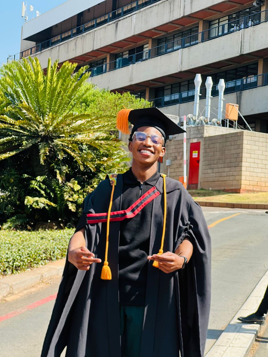 areasontofeel's tweet photo. WE LOVE THE #YDTO movement new sticker for YDTO, to show support will be available on the GIPHY channel
https://t.co/2gMDaPxS8p
SO PROUD OF SEABELO < GRADUATED YESTERDAY!
21 YEARS OLD. 😍😍😍😍 https://t.co/HiUIfmGAWY