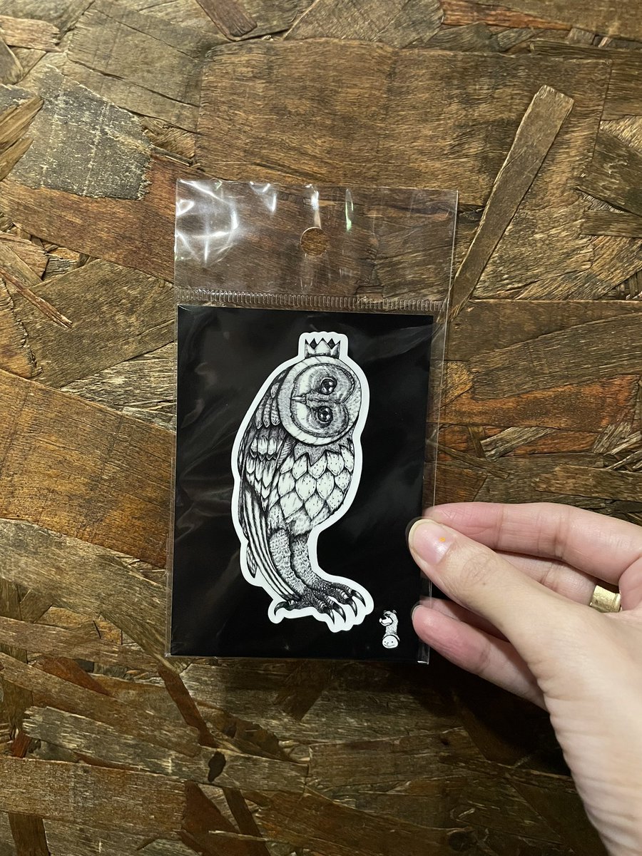 原さん<a href="/Ryosuke1783/">原 良輔/ 筆ペン画家</a> の個展へ行ってきました！
解説文、とってもよかったです…！
画面も繊細さと大胆さを兼ね備え見応えがすごかったです。
ステッカーかっこよくて購入しました。👑の位置😂

セントラル画材（久屋大通駅近く）の店内にて、今週末7日(日)までだそうです。
ぜひに！