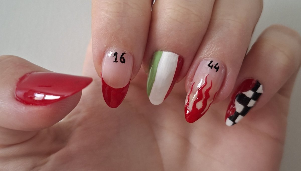 Lonalessa's tweet photo. SONUNDA FERRARİ NAIL ART YAPTIM!! 
Ateşi yapmak çok zor oldu.
İtalyan bayrağınıda yapmazsam olmazdı 😅
Güzel oldu 🤭
Siz ne düşünüyorsunuz? https://t.co/XggEC2ZUuG