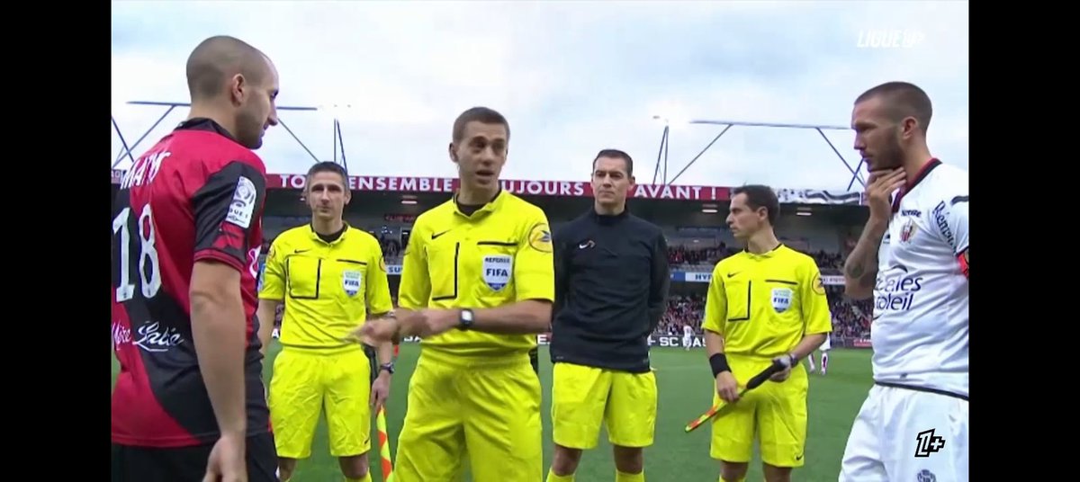 Renegabelenguer's tweet photo. @HAC_Foot  Chut ! Ne dites rien 😂 Avez-vous trouvé le "joueur" ou "entraîneur" actuellement au Hac sur cette photo ? https://t.co/CA5vuzENJQ