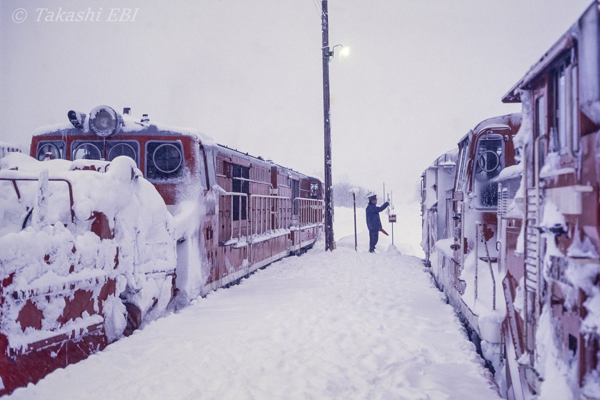ebiphotonetwork's tweet photo. 朱鞠内駅にて定期排雪とすれ違う特雪。ラッセルはロータリーの掻いた後の鉄路を軽快に進み、一方ロータリーはまだ雪壁の残る区間の作業が残っていて、人の佇まいのない区間を除雪する様は想像つかないほど過酷。

#深名線 
#深名線廃止30年 
#朱鞠内駅
#ラッセル車
#ロータリー車
#特雪 https://t.co/skExpTwZ8D