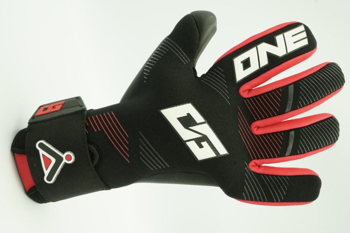 CrashGK's tweet image. Want another reason to join GK ICON CAMBRIDGESHIRE? Not only weekly GK training session, sessions with EFL and WSL Coaches, trips to Premier League and European Clubs? Now we can offer our own SMU Gloves from The One The One Glove Company!

PM for more details!