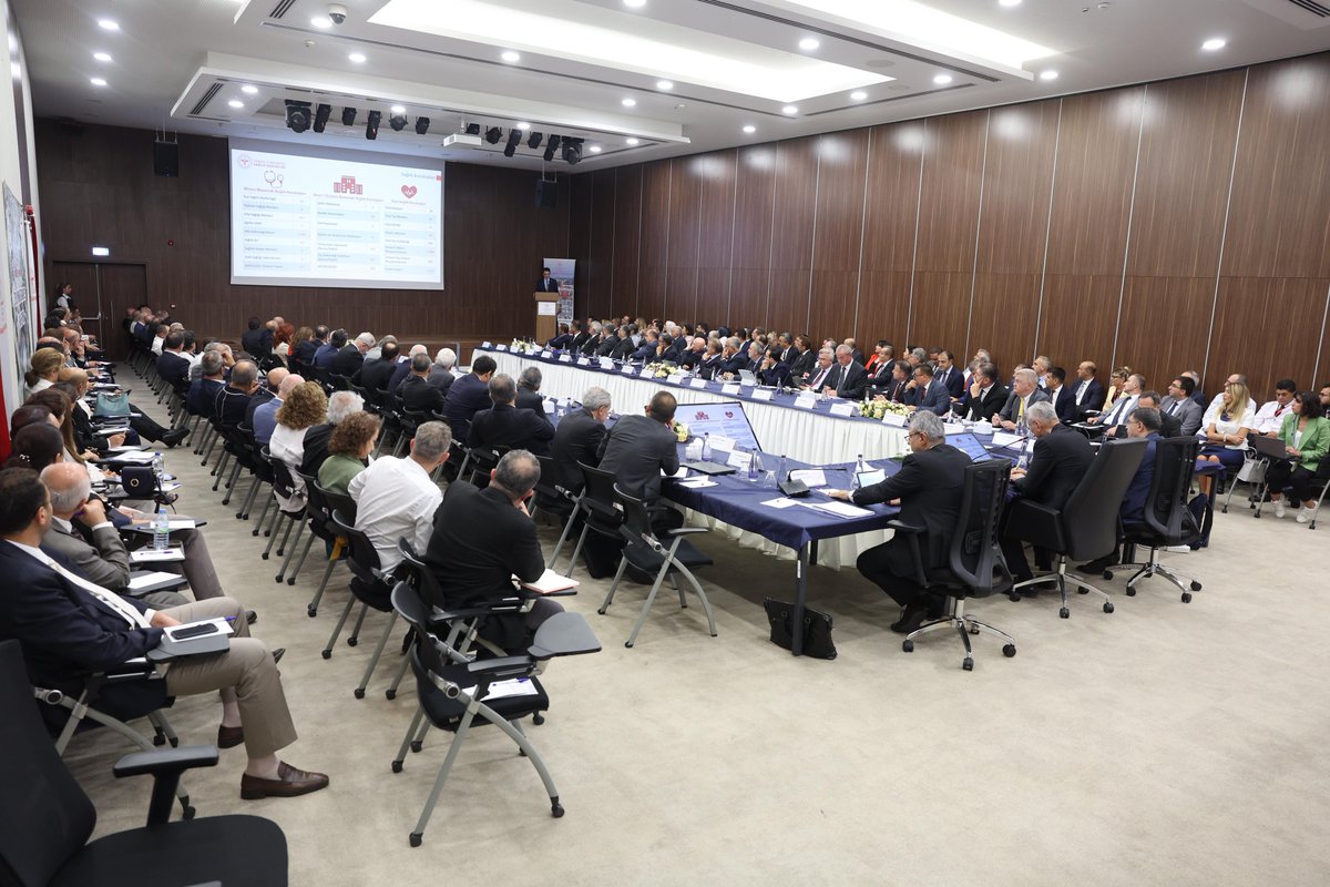 Sağlık Bakanımız Prof. Dr. Kemal Memişoğlu başkanlığında Sağlıklı Türkiye Yüzyılı Ankara 1. Bölge Sağlık Hizmetleri Değerlendirme Toplantısı gerçekleştirildi.

Sağlık Bakanımız, ildeki sağlık yatırımları ve sağlık hizmetlerinin sunumuna ilişkin il yöneticilerinden bilgi aldı.