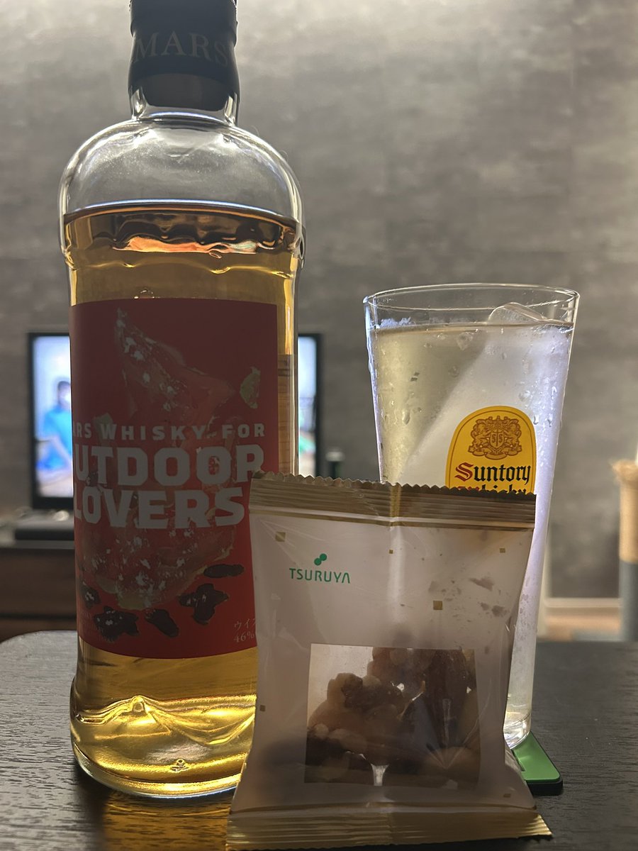 華金！！お疲れ様でした。
マルス　アウトドア ラバーズ
ブレンダーより、キャンプの焚き火のお供に…メッセージ通りしっかりスモーキー💨
マルスはボトルのコルク抜くのも閉めるのめちゃくちゃ気持ちいい！味と直接関係なくても、気持ちを高めてくれる作りが好きです😊つまみはツルヤの燻製ナッツ🥜