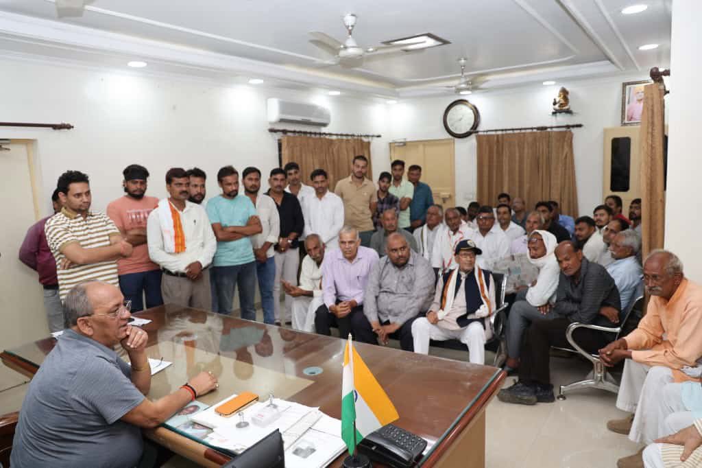 RajveersinghUP's tweet photo. “जनसंवाद ही जनसेवा का पहला चरण है!”

आज राज पैलेस कार्यालय (अलीगढ़) में आमजन से भेंट कर उनकी समस्याएं सुनीं। प्रत्येक नागरिक की बात को पूरी संवेदनशीलता से सुनकर तत्काल संबंधित अधिकारियों से संवाद कर समाधान सुनिश्चित कराया।

#जनसंवाद #RajveerSinghRajuBhaiya https://t.co/zkjvLpAss6