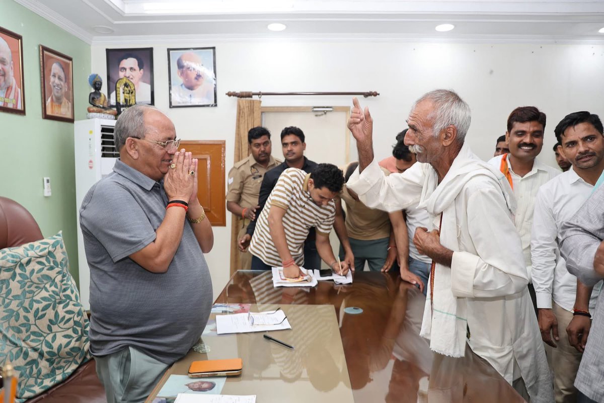 RajveersinghUP's tweet photo. “जनसंवाद ही जनसेवा का पहला चरण है!”

आज राज पैलेस कार्यालय (अलीगढ़) में आमजन से भेंट कर उनकी समस्याएं सुनीं। प्रत्येक नागरिक की बात को पूरी संवेदनशीलता से सुनकर तत्काल संबंधित अधिकारियों से संवाद कर समाधान सुनिश्चित कराया।

#जनसंवाद #RajveerSinghRajuBhaiya https://t.co/zkjvLpAss6