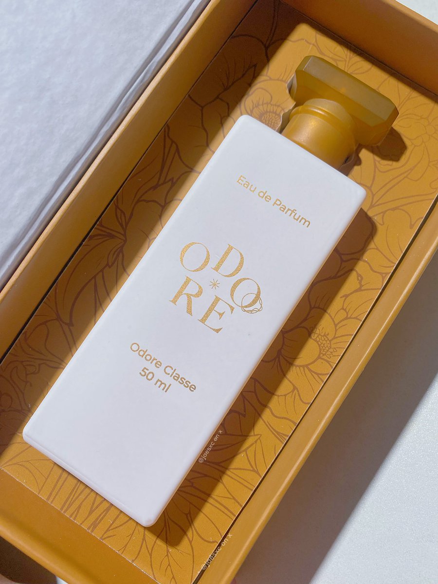 An intoxicating mix of ripe apple and dewy roses 𑁍ࠬܓ

Sweet, lush, unforgettable.