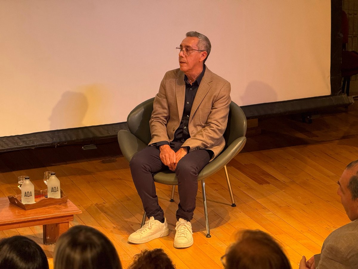 El querido Jorge Prieto presentó el libro "La Interpelación. Cuando el mundo se detuvo”. Allí cuenta su experiencia como secretario de Salud durante la atroz etapa de la pandemia.

Tengo el orgullo de haber trabajado junto con él, con todo el equipo de <a href="/omarperotti/">Omar Perotti</a> y con miles de