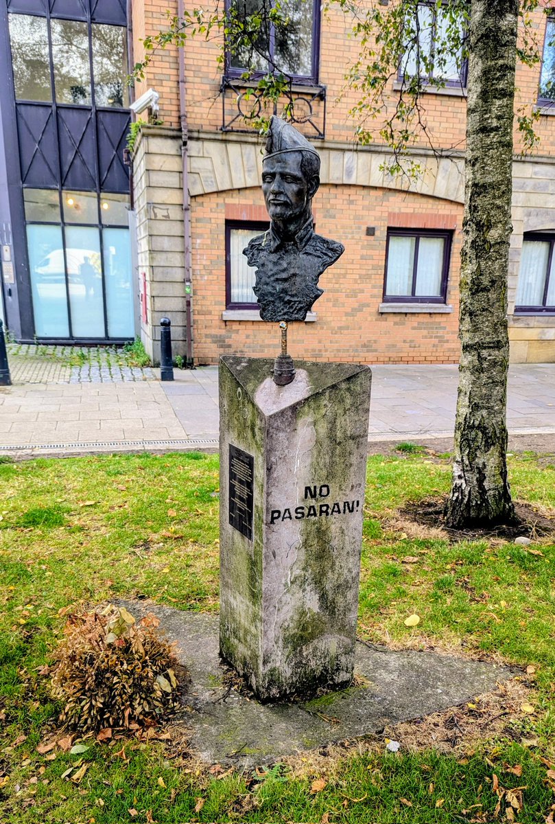 International Brigade Memorial - Writers’ Square, Belfast.

It honours the Irish volunteers who left home to stand against fascism in Europe.
A tribute not just to history, but to the spirit of resistance and international solidarity. ✊🏻