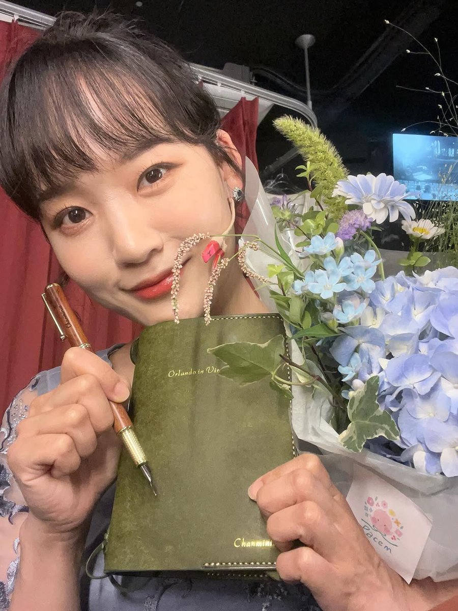 찬민 배우님께는 <올랜도 인 버지니아>와 찬미니아가 각인된 가죽 북커버와 만년필, 그리고 버지니아를 닮은 꽃다발을 추가로 전달드렸습니다 🩵