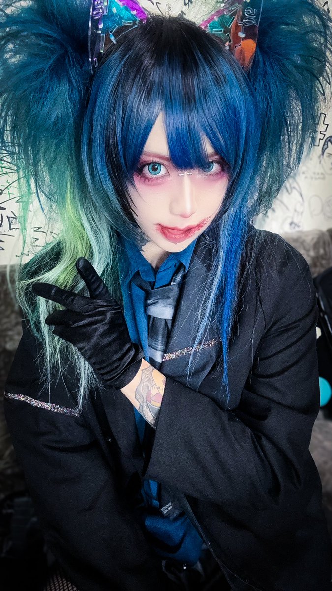 明日は六本木でゲストでワンマンですACME歌います。特別衣装です1部なので昼からです😪昼から飛ばします来てくれた皆には特別な時間をあげます任せて下さい
あと明日の僕へ
衣装白いから衣装着たらもう何も食うなよ