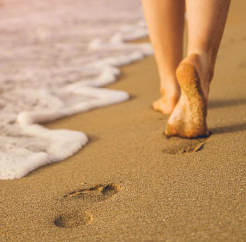 cem_poeta's tweet image. No son las huellas que dejamos al caminar, esas las borra el tiempo como en la arena la mar.
Es la historia, la manera como tocamos el corazón de los demás… lo que permanece.

La Poeta.