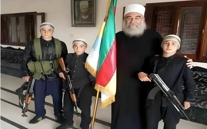 akilhousain's tweet photo. تعليقات الغالبية العظمى من الناشطين الليبراليين على كلمة الهجري أمس تؤكد مجددا أن الكثير منهم مدّعو انسانية ومنافقون للأسف!
📍يهاجمون حكومة الرئيس الشرع بكلام من حديد ونار لأنها حكومة (مشايخ) كما يقولون، بينما يلحمسون للهجري لحمسة، ب��د أن دافعوا عنه وبرروا له طويلاً رغم أنه شيخ طائفة ورجل دين، ورغم أن ما يصفونها ب(حكومة المشايخ) لم يصدر عنها تصريح واحد طائفي بينما كل كلام الهجري وتصريحاته تنضح بالطائفية لحد القرف!!
📍يتجاهلون بكل سفالة شكره المتكرر لنتنياهو واسرائيل بالتزامن مع اشتداد جرائم الكيان الصهيوني بحق أهل غزة الذين لا يمر يوم دون أن تفجعهم مجزرة من مجازر جنود نتنياهو...وفي الوقت نفسه شن الكثير من هؤلاء الناشطين الهجمات على الحكومة السورية فقط لأنها تفاوض تل أبيب على اتفاقية هدنة أمنية وقالوا فيها ما لم يقله مالك في الخمر !!
📍يستجدون مقارنات زائفة ويشحذون قياسات باطلة من تاريخ ث��رة الشعب السوري ليبيحوا للهجريين عمالتهم وخيانتهم وجرائمهم وانفصاليتهم.. فيصبح عندهم شكر أفراد معدودين ممن لا منصب لهم في الثورة لاسرائيل على قصفها لإيران مساوياً لتسبيح قادة التيار الهجري الرسمي والجماهيري ليل نهار بحمد المجرم نتنياهو..ويغدو تحالف الثورة مع تركيا (الدولة الحقيقية والجارة الأزلية) لمواجهة الاجرام الهمجي الشامل للنظام البائد الذي دمر سوريا وهجر شعبها مساوياً للتحالف مع اسرائيل (الدولة الطائفية التي تحتل أراض عربية وتقتل شعباً مسلماً لأنه يطالب بحقه) !!
ثم يدعون انهم أخلاقيون انسانيون معادون للطائفية والحكم الديني !!
إنه الهوى والعداء وليست المبادئ ولا الاختلاف..
إنها السفالة والانحطاط وليست القيم والأخلاق.