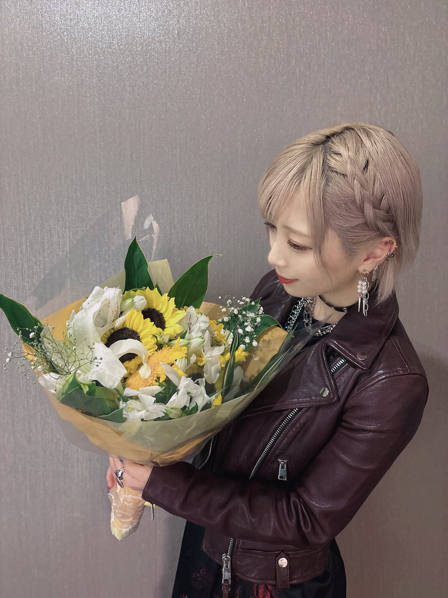 そして、アークナイツチームの方から7周年お祝いのお花束をいただいてしまいました。
アニメ最終話のお祝いの場のつもりが、まさかのサプライズ…🌻
改めて、ありがとうございました…！

#ReoNa_EoD #EndofDays
#アークナイツ #焔燼曙明