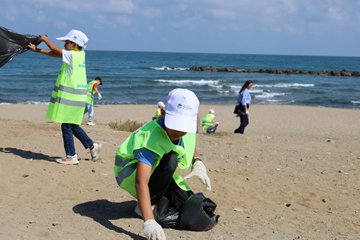 Sakarya Gençleri Karasu Sahili’nde Plogging Akımına Katıldı