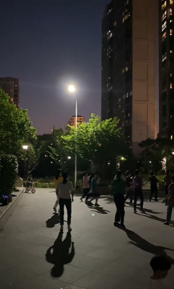 TadecMasy's tweet photo. There are still so many people at night https://t.co/IDGtZtde97