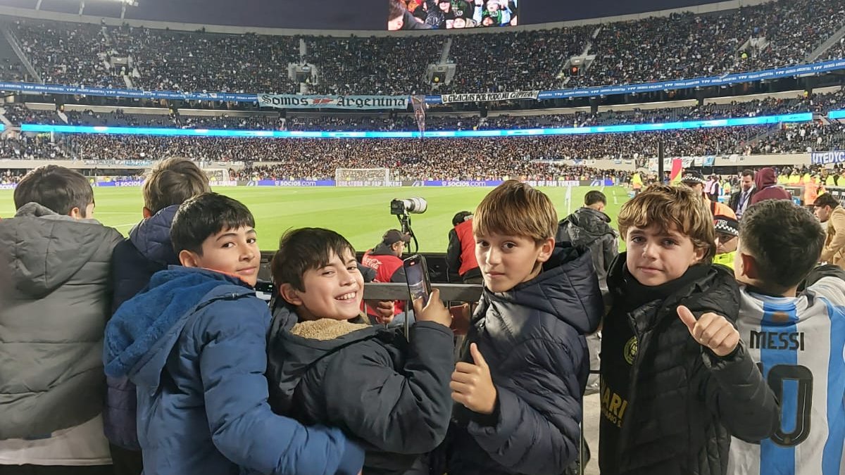 😍🇦🇷 Jugadores de nuestras categorías infantiles vivieron una nueva función de los campeones del mundo.

🫶 Agradecemos a <a href="/afa/">AFA</a>, <a href="/tapiachiqui/">Chiqui Tapia</a> y <a href="/dantemajori/">Dante Majori</a> por esta oportunidad tan especial.