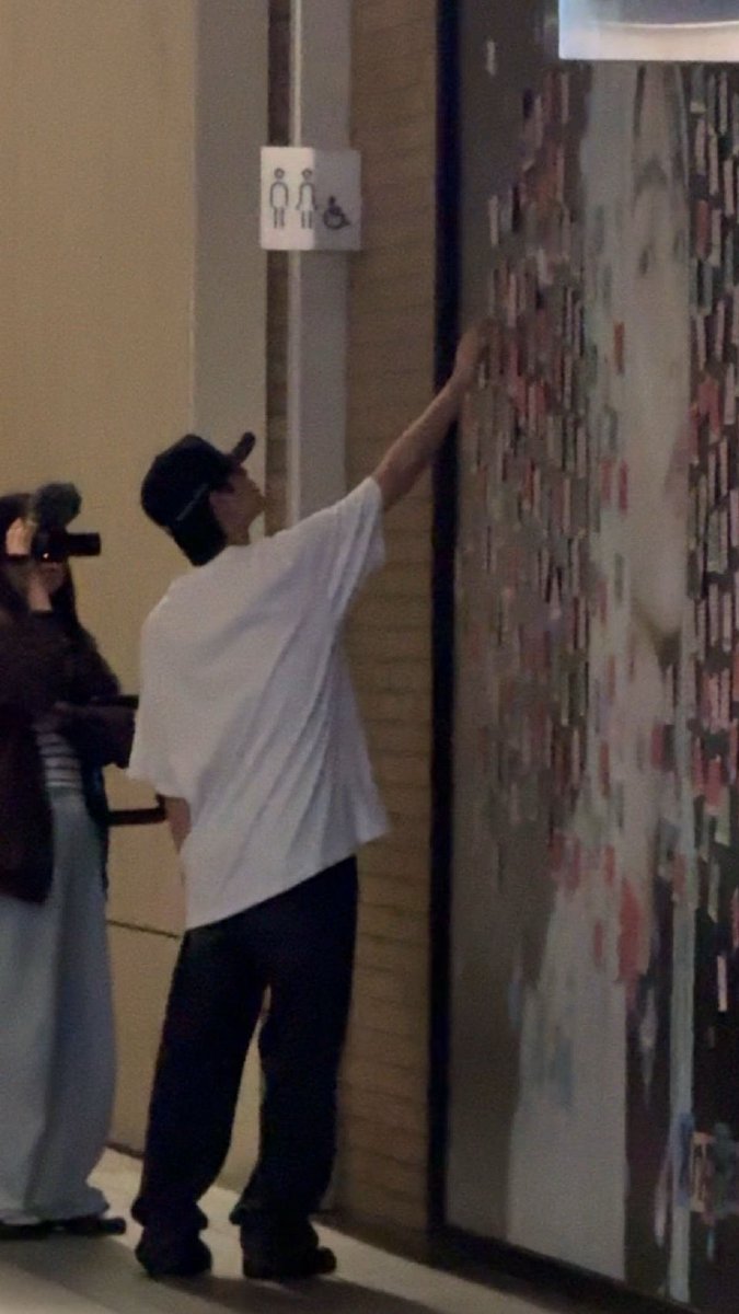 วันนั้นแอบมายืนอ่าน วันนี้ซึงฮันก็กำลังยืนอ่านโพสต์อิทจากแฟนคลับอยู่เหมือนกันㅠㅠㅠㅠㅠㅠㅠㅠㅠㅠㅠㅠㅠㅠㅠㅠㅠㅠ
