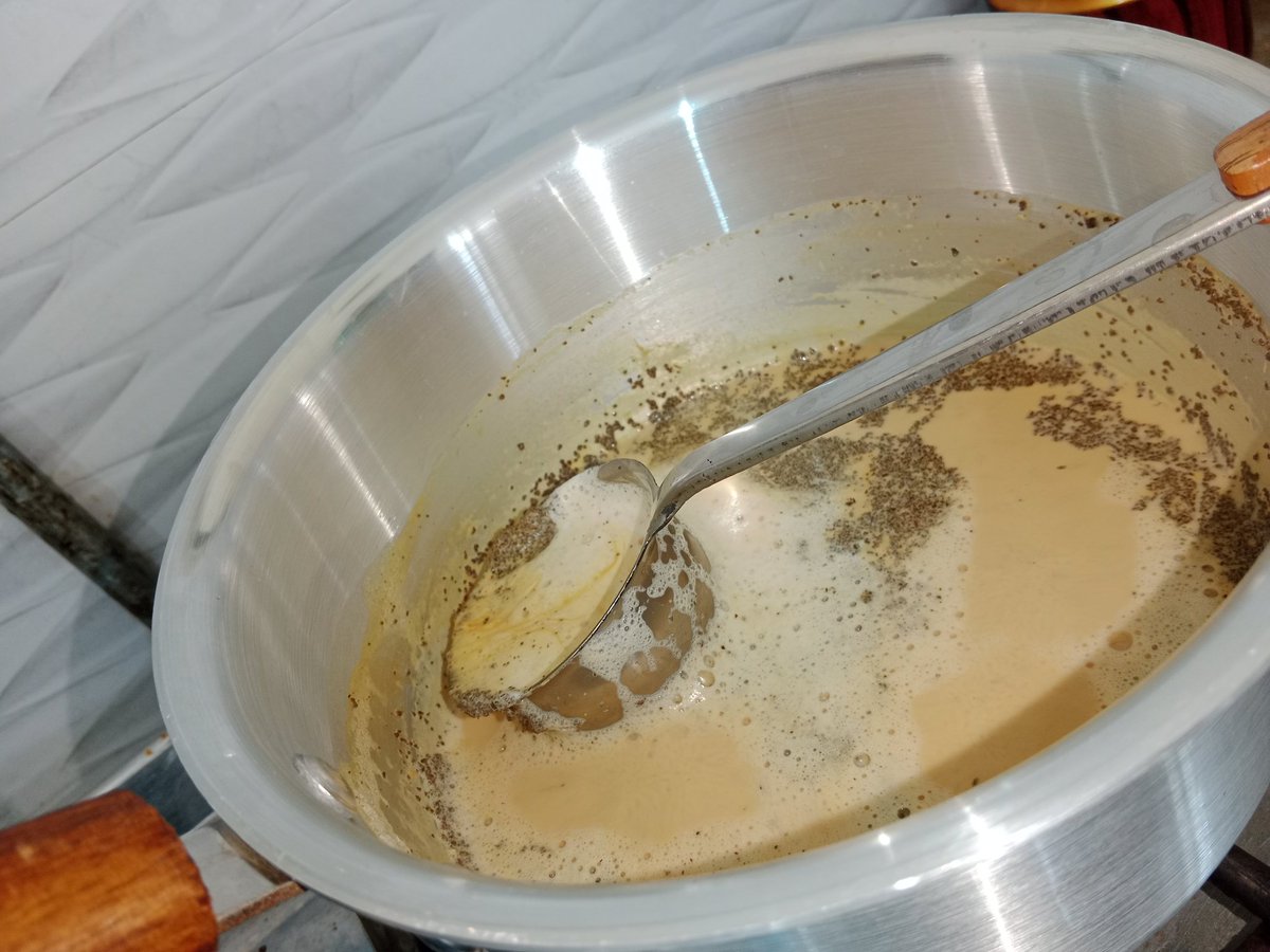 کیا کسی اور کو بھی میری طرح لگتا ہے کہ جس برتن میں چائے بنائی جاتی ہے اسکا بھی ذائقہ شامل ہوتا ہے چائے میں؟ اس لئے مختلف برتنوں میں بنائی ہوئی چائے کا ذائقہ مختلف ہوتا ہے.