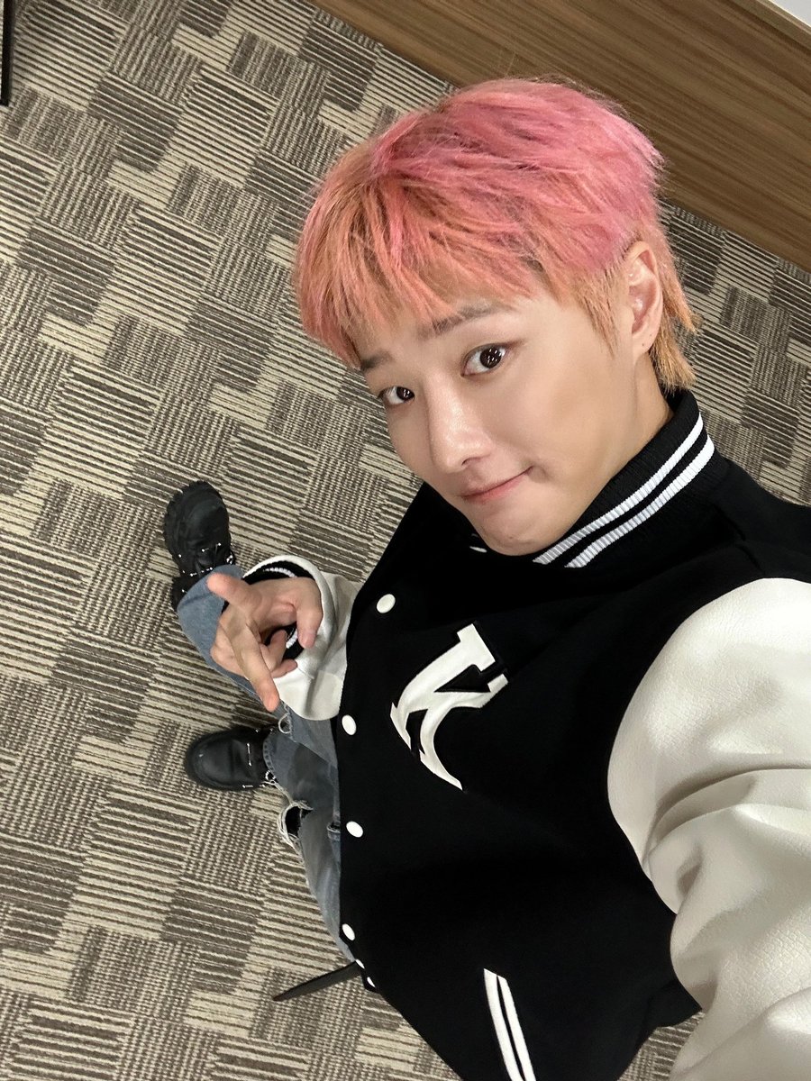 [📷]
250905 KAIST

언제 들어도 가슴 뛰는 인트로를 시작으로,
너무 신난 복숭아 기니🍑
카이스트 축제도 완료✔️
남은 대학 축제도 모두 킵 온 러닝↗️↗️

#WOODZ #우즈