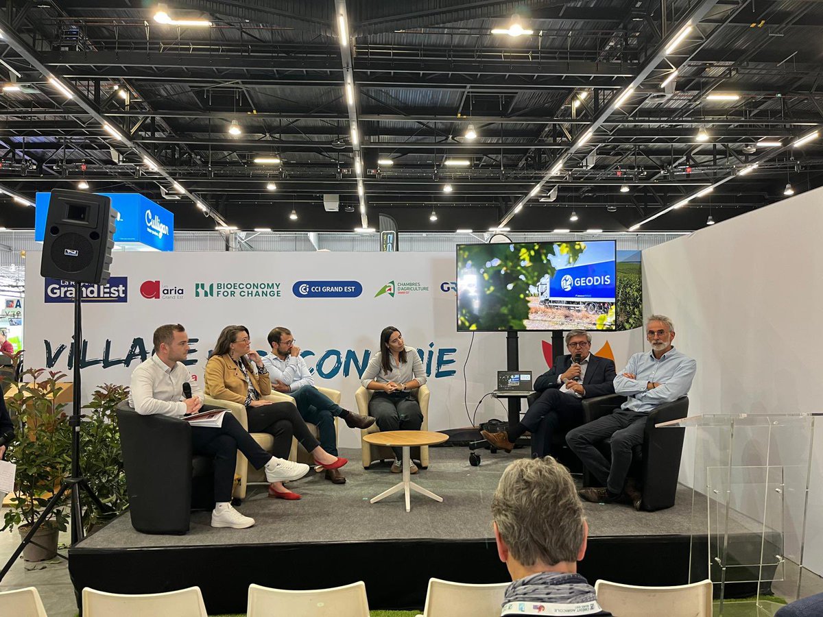 Steph_Dommange's tweet photo. Aujourd’hui, à la @foiredechalons @GEODIS_Group participe à la journée #IndustrieDurable au Village de la #Bioéconomie 🌱 

L’occasion d’illustrer l’engagement d’une des activités du @GroupeSNCF en faveur de la décarbonation, notamment à travers l’utilisation de #biocarburants. 
 
🗨️”Nous avons une ambition très forte en termes de développement durable et de développement éthique”, a rappelé le Directeur Régional #Grand Est Distribution & Express #Geodis. 
 
Fin 2025, Geodis Distribution & Express livrera les centres-villes des 100 plus grandes villes de France en bas carbone, soit 35 % des livraisons. 

Un enjeu essentiel pour contribuer à atteindre notre objectif = la neutralité carbone à l’horizon de 2050, et lutter contre le réchauffement climatique 🤝 

Un cap clair : accélérer la transition vers une énergie plus durable, au service d’une industrie responsable.