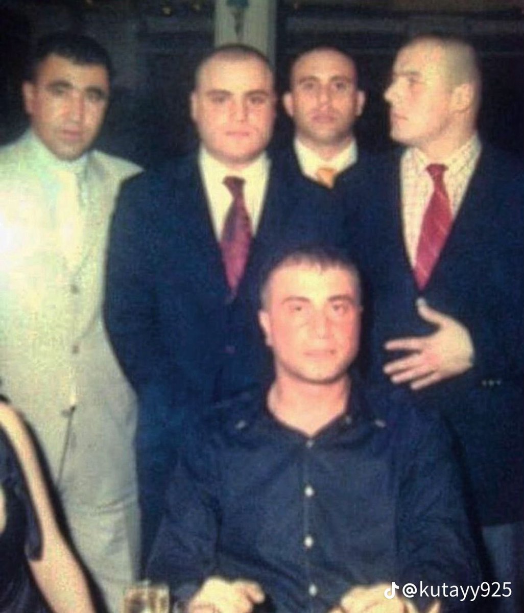 Bir adamın büyüklüğü ; yıkılıp yeniden ayağa kakmasıyla ölçülür.
1990’dan 2020 ye kadar görmediği  sayısız oyun ve kumpaslar kalmadı.
Körmüsünüz , göremiyormusunuz adamın büyüklüğünü.
Yıkılmıyor ve yıkılmayacak.
Bazı insanlar vardır , ismi bedeninden büyüktür….

Reis Sedat Peker