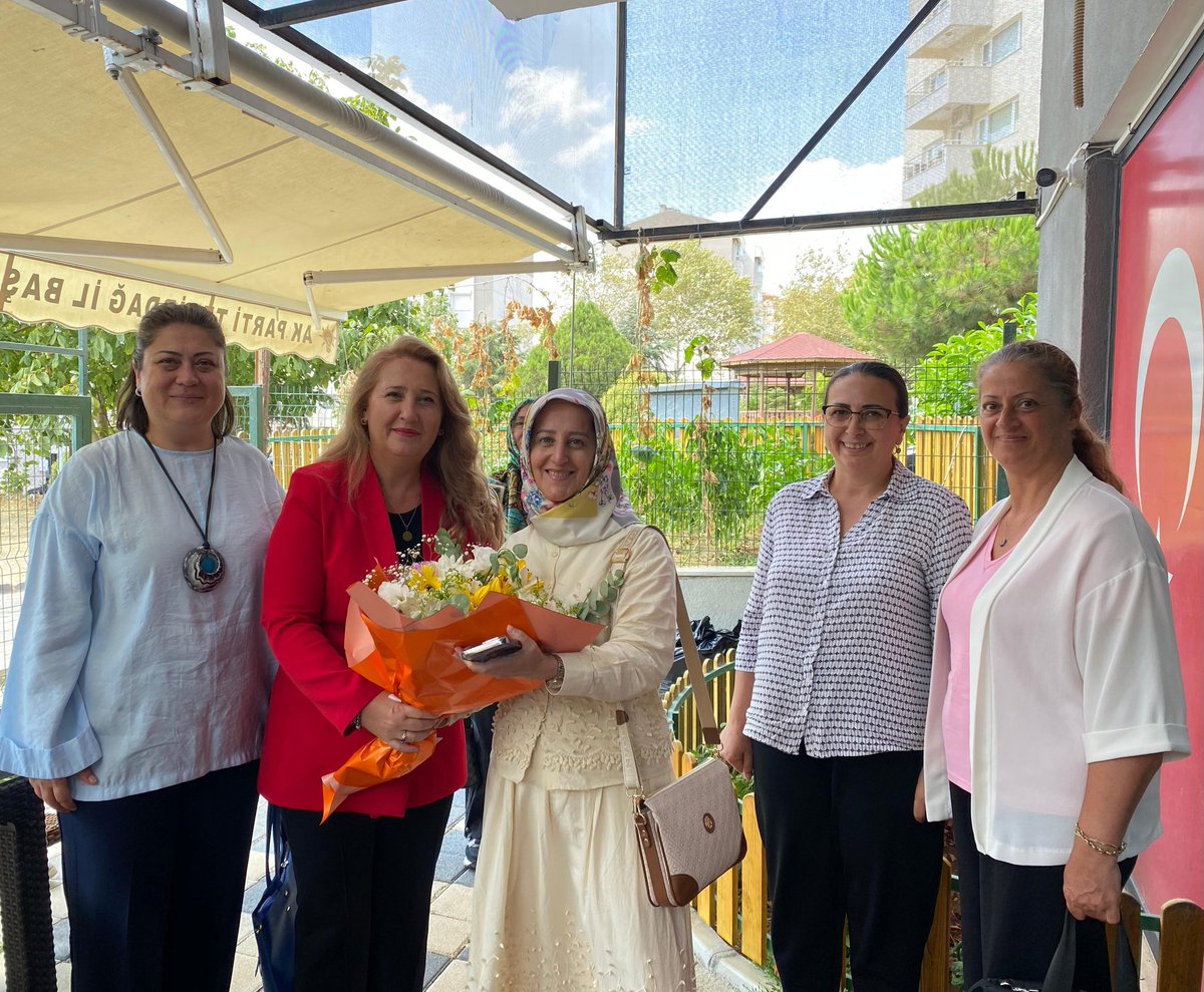 akkadintekirdag's tweet photo. Ak Parti Genel Merkez Kadın Kolları MKYK Üyesi, Sivil Toplum ve Halkla İlişkiler Birimi Marmara Bölge Koordinatörümüz Sayın Emine Çakır Hanımefendi'yi il binamızda Başkan Yardımcılarımız ile misafir ettik. 
Teşkilat çalışmalarımız hakkında istişarelerde bulunduk ve önümüzdeki günlerde hayata geçirmeyi planladığımız projelerimiz için fikir alışverişinde bulunduk. 
Bu keyifli, verimli ziyaret ve güler yüzü için Başkanımıza teşekkür ediyoruz. 

@tugbaisikercan 
@CKoncagul 
@rukiye_toy
@mehtapsarihan
@eminecakir59
@yaseminturan54
@seymaaktaa
@YelizErgin72826