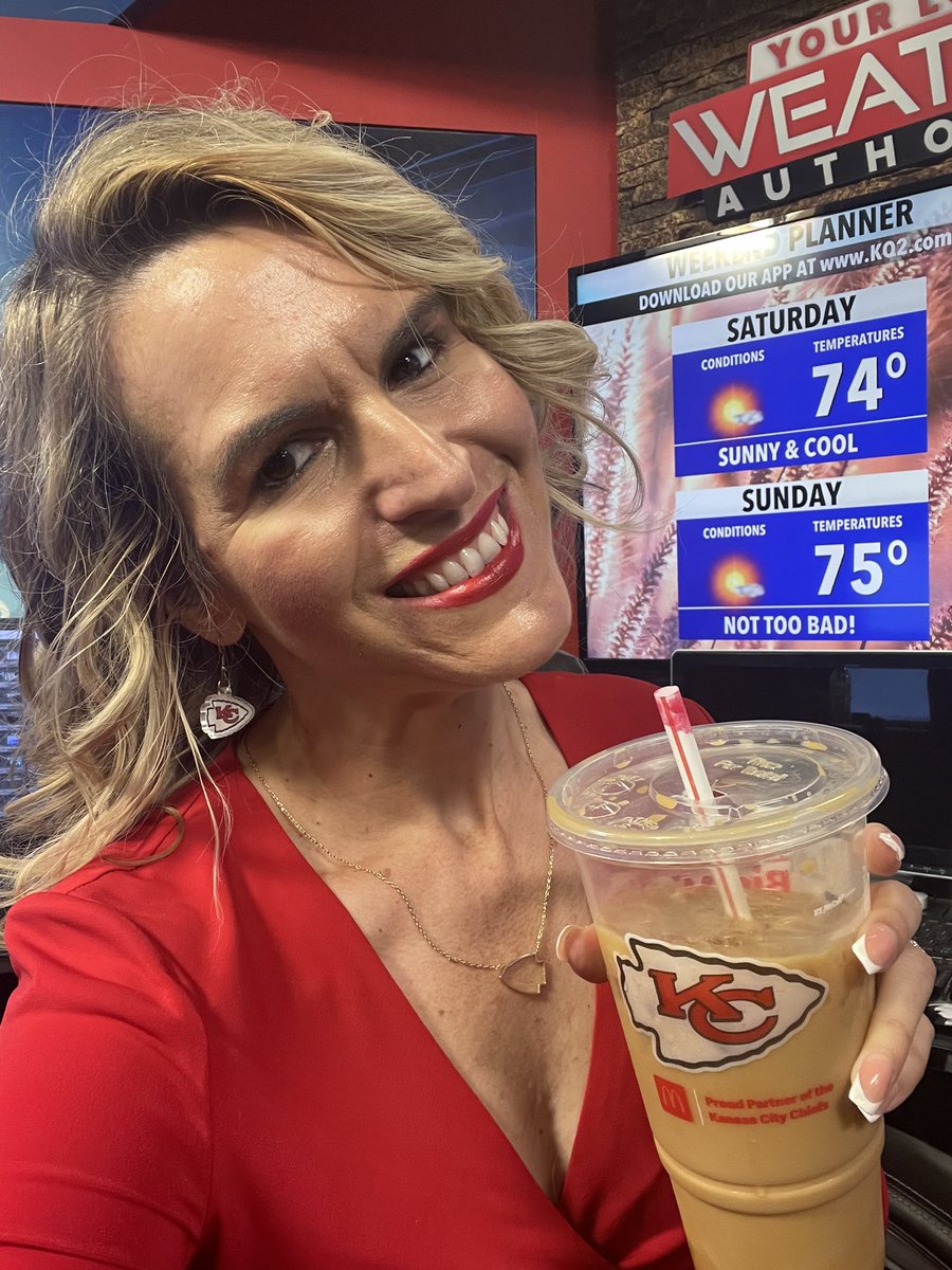 VAlonsoWeather's tweet photo. Happy First #RedFriday of the year #ChiefsKingdom ❤️🏈💛

#Chiefs #ChiefsNation #kansascitychiefs #howboutthosechiefs https://t.co/jeAPynVQrK