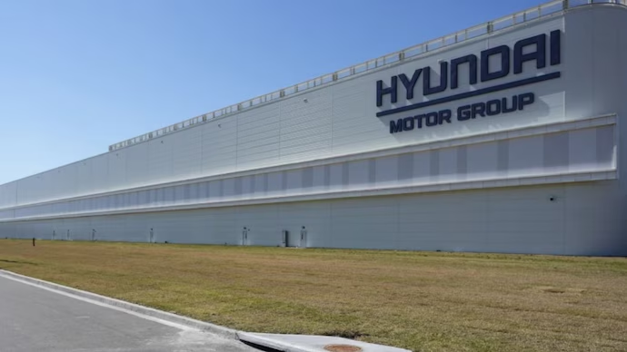 IndiaToday's tweet photo. 450 arrested in US immigration raid at Hyundai electric vehicle site in Georgia
#ImmigrationRaid #HyundaiCar 

Read more: https://t.co/RbTJ3w3K3Y https://t.co/7qEfYaFieL