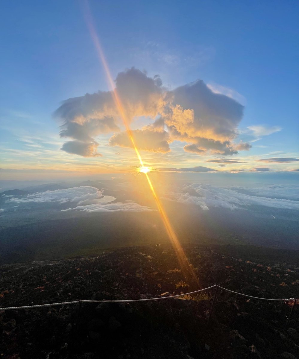 富士山になります。 冨嶽三十六景 神奈川沖浪裏 | 葛飾北斎 | 収蔵品詳細 | 作品を
